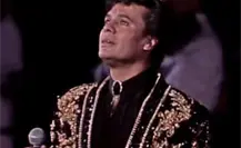 Juan Gabriel: lujo oaxaqueño y orgullo mexicano en Bellas Artes, el traje negro y dorado que hizo historia Juan Gabriel: lujo oaxaqueño y orgullo mexicano en Bellas Artes, el traje negro y dorado que hizo historia