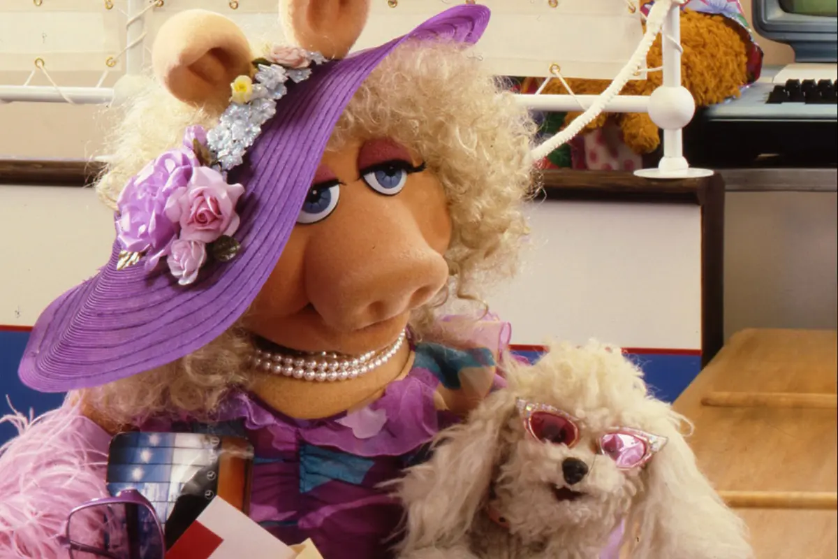 ¡Miss Piggy conquista Hollywood! Jennifer Lawrence y Emma Stone producirán su película (Foto: IG @themuppets, @realmisspiggy / Canva)