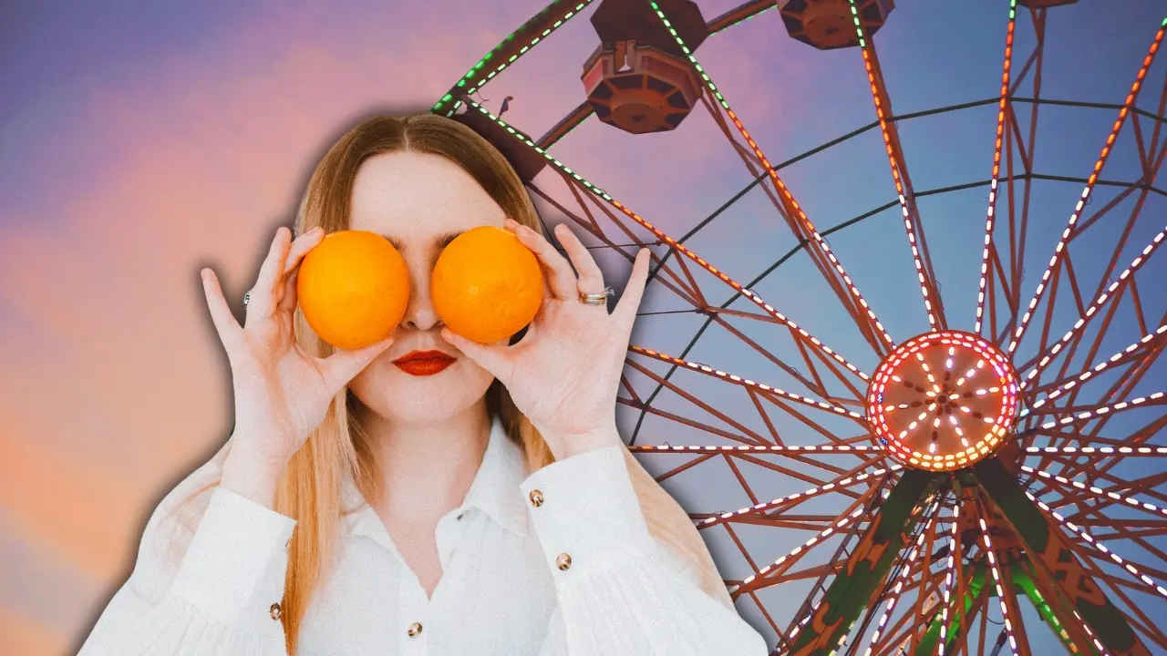 Una mujer con naranjas y una rueda de la fortuna. Foto: Canva
