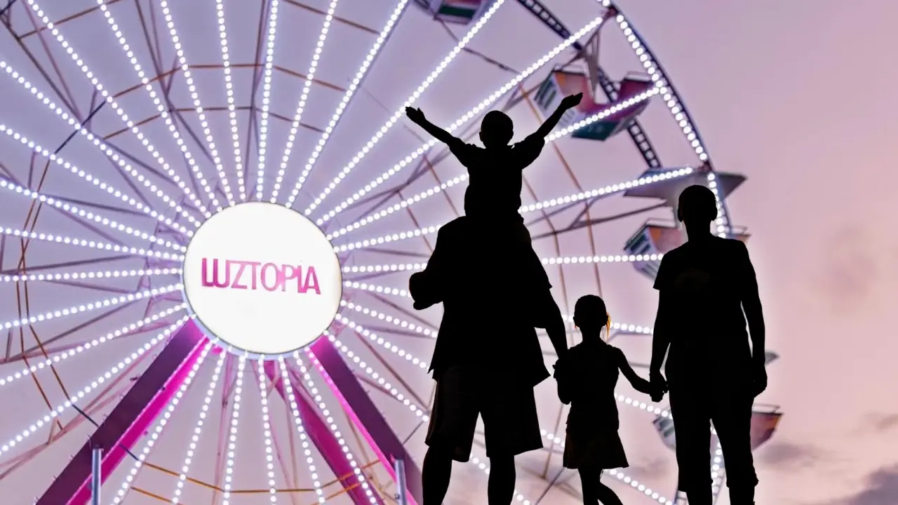 Rueda de la fortuna en Luztopía y una familia. Foto: Composición Canva