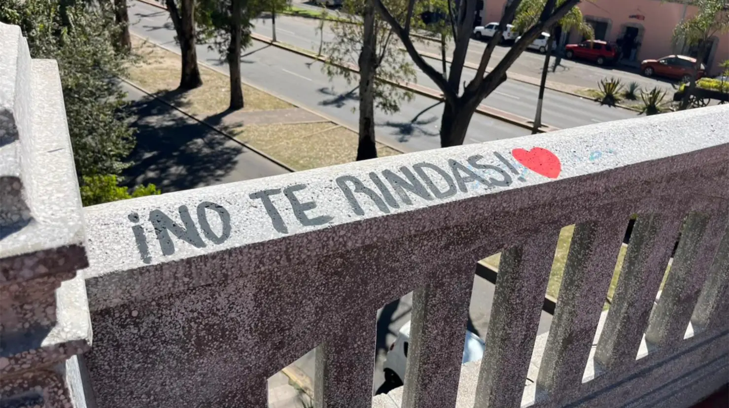 En este puente han colocado mensajes dando una esperanza a quienes pasan por un momento difícil. Foto: Jesús Carrillo.