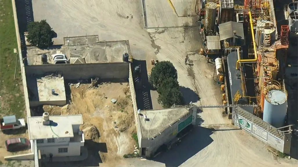 Gobierno desmantela "refinería" clandestina de huachicol en Perote, Veracruz