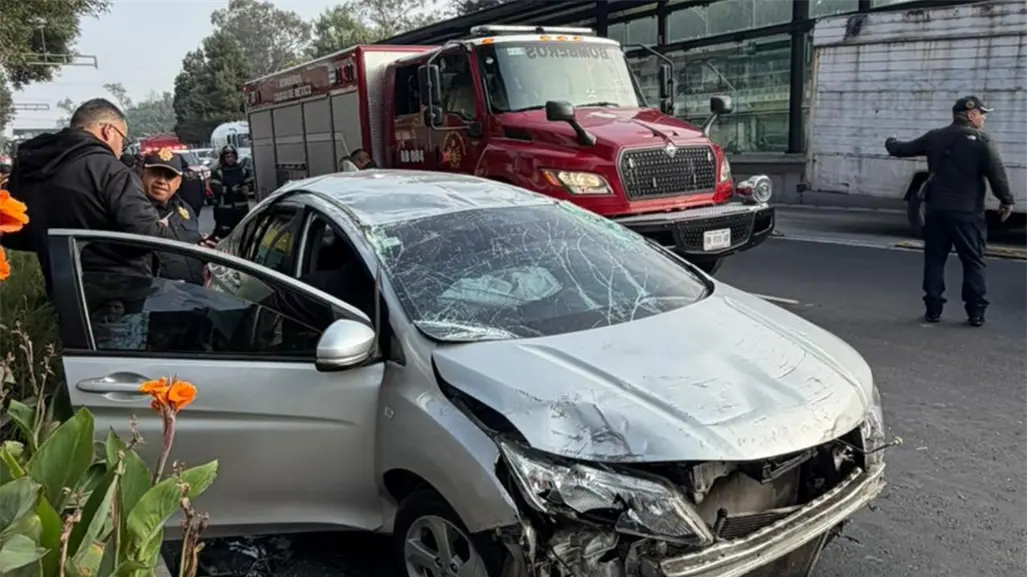 Taxi por aplicación se vuelca en Iztacalco tras chocar contra luminaria