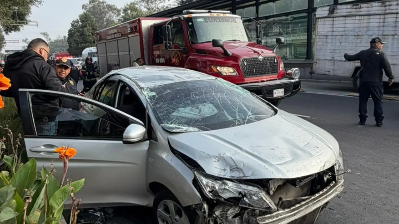 Taxi por aplicación se vuelca en Iztacalco tras chocar contra luminaria. Foto: Ramón Ramírez