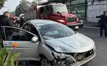 Taxi por aplicación se vuelca en Iztacalco tras chocar contra luminaria