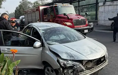 Taxi por aplicación se vuelca en Iztacalco tras chocar contra luminaria
