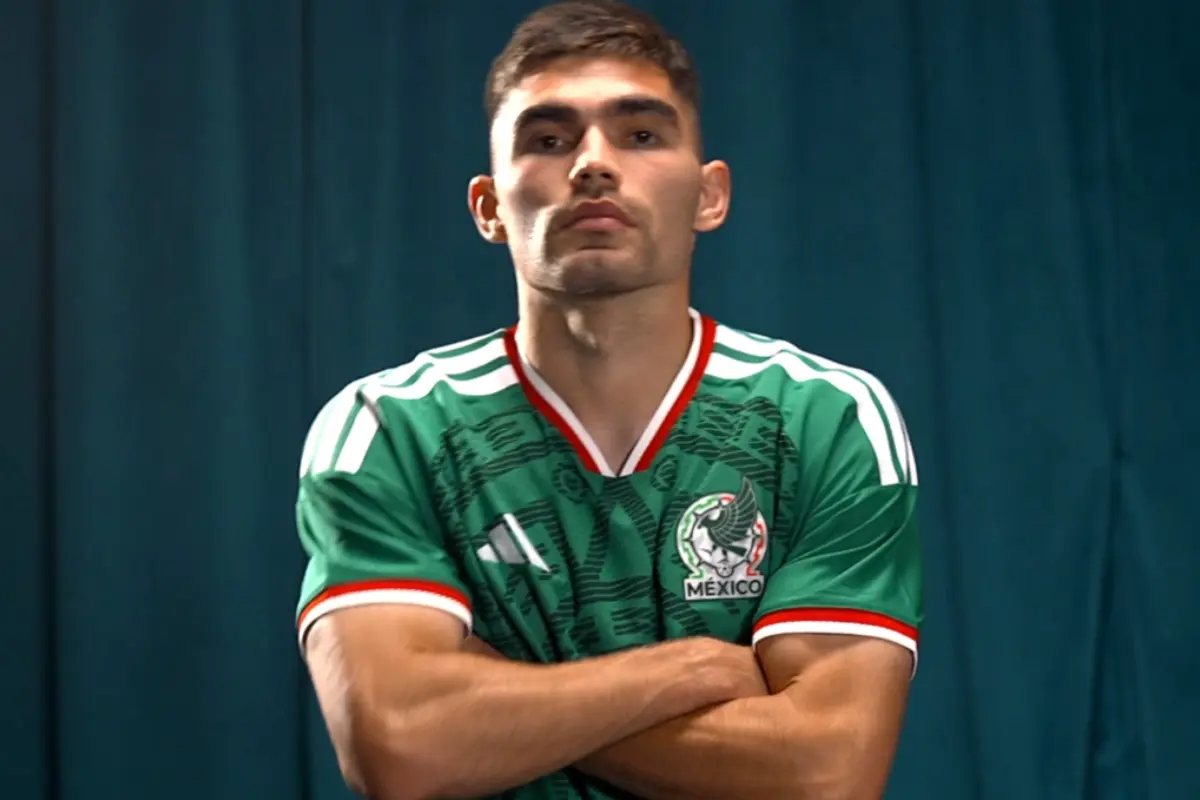 Johan Vázquez con el nuevo uniforme de la Selección Mexicana Foto: Selección Nacional