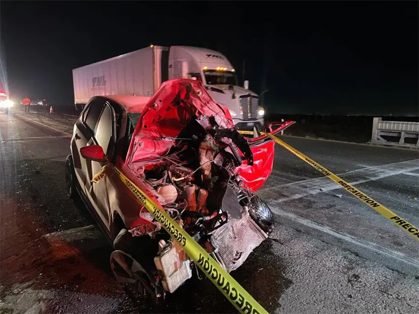 imagen recuadro Paramédicos sólo pudieron confirmar el fallecimiento del conductor del vehículo compacto./Foto: C4 Alertas Coahuila