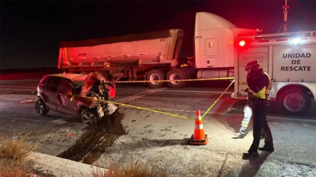 Accidente en Arteaga deja una persona sin vida; invade carril de tractocamión