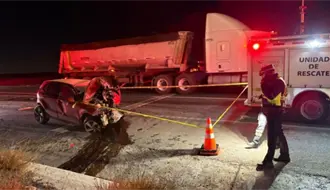 Accidente en Arteaga deja una persona sin vida; invade carril de tractocamión