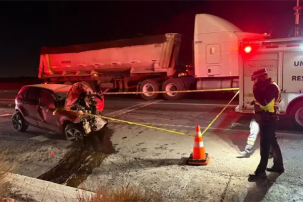Accidente en Arteaga deja una persona sin vida; invade carril de tractocamión