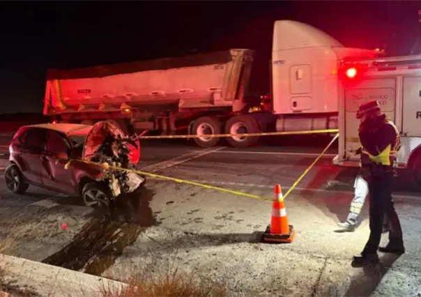 Accidente en Arteaga deja una persona sin vida; invade carril de tractocamión