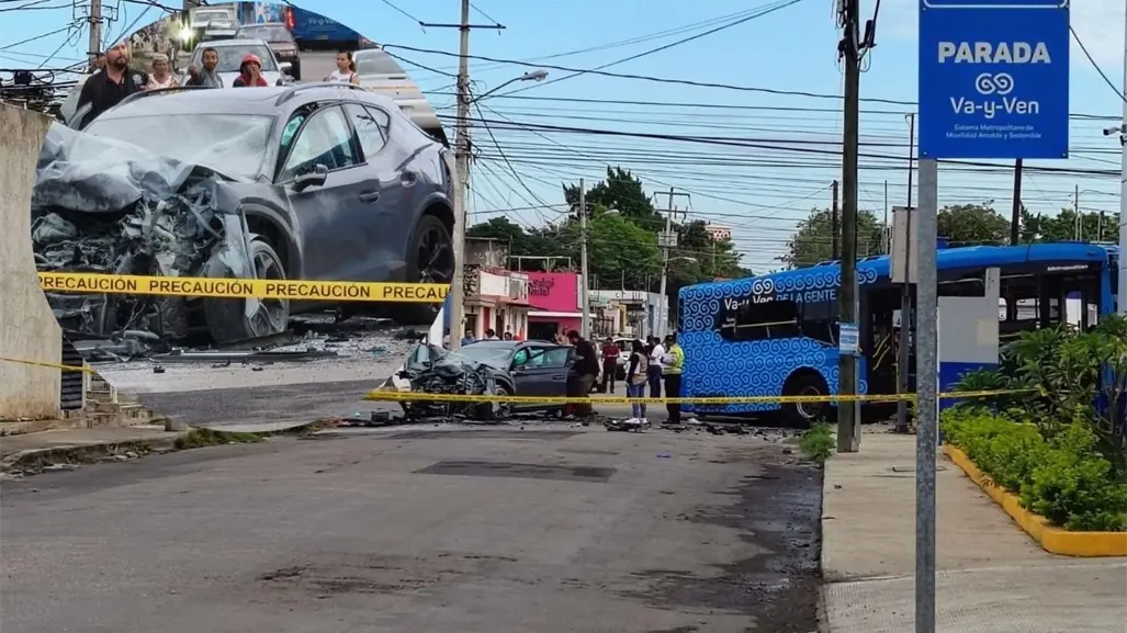 Así habría ocurrido el accidente matutino entre un Va y Ven y un auto en Mérida que dejó una persona sin vida