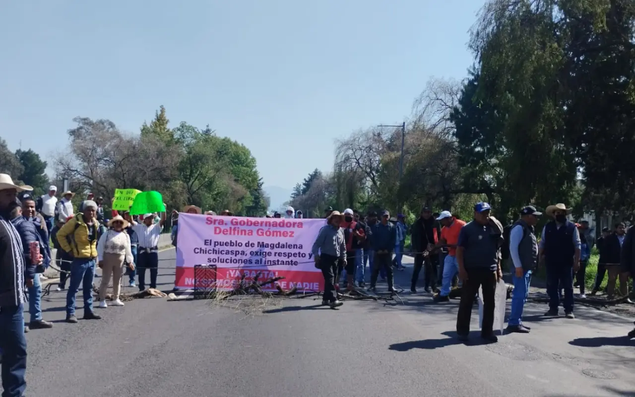 Bloqueo en Paseo Tollocan antes de llegar a Sendero. Foto: X/ @AMANECERDIARIO (Canva)