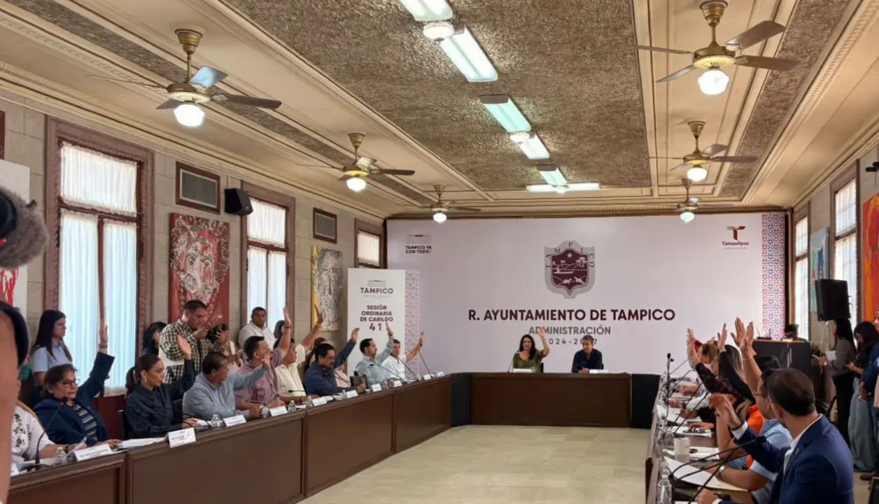 El incidente ocurrió durante el punto de asuntos generales de la sesión matutina de este miércoles y provocó un intercambio de señalamientos entre la afectada y la regidora Carmen Barrios. Foto: Cabildo de Tampico