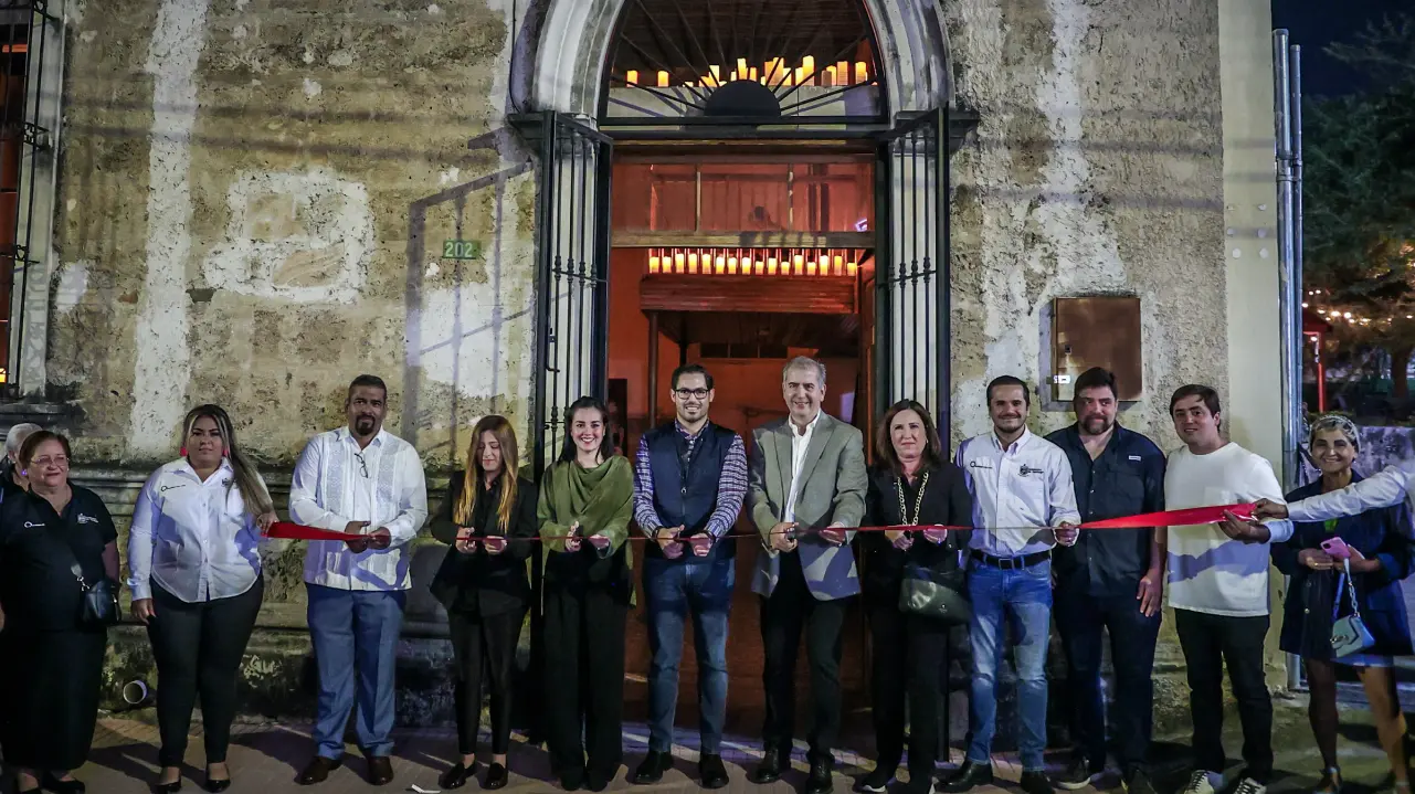 La inauguración incluyó la primera exposición titulada “Alegoría de un sueño” del reconocido artista nuevoleonés Emir Guerrero Chávez. Foto: Gobierno de Santiago.