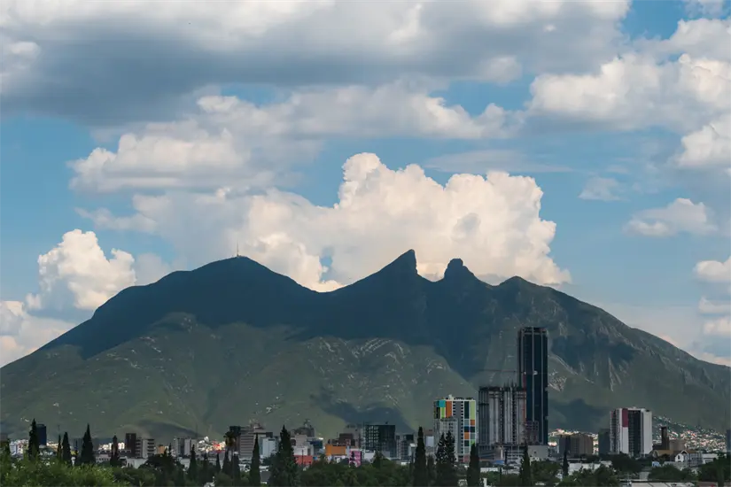 imagen recuadro La imponente figura del Cerro de la Silla refleja la esencia de Monterrey, conectando pasado y presente de la región. Foto: Canva