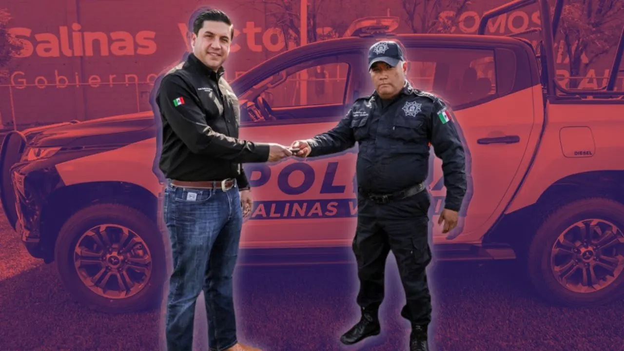 El alcalde de Salinas Victoria junto a un elemento de policía Foto: Canva