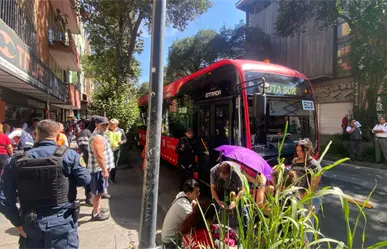 Frenado de emergencia en Metrobús deja cinco lesionados en el Centro Histórico