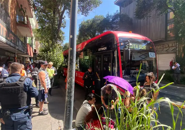Frenado de emergencia en Metrobús deja cinco lesionados en el Centro Histórico