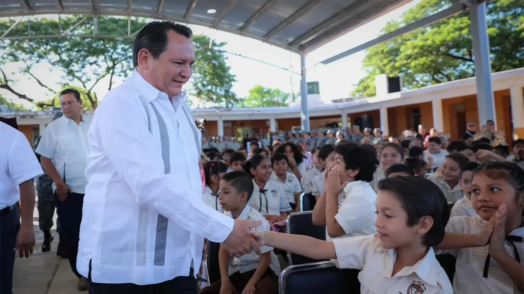 Gobernador Díaz Mena cumple su compromiso entregando domo multiusos en escuela de Mérida
