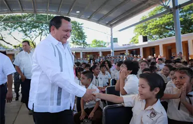 Gobernador Díaz Mena cumple su compromiso entregando domo multiusos en escuela de Mérida