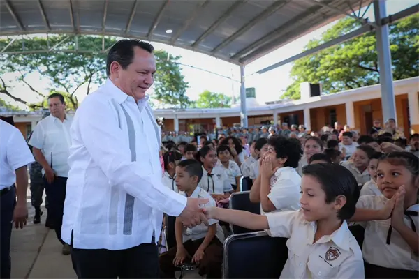 Gobernador Díaz Mena cumple su compromiso entregando domo multiusos en escuela de Mérida Gobernador Díaz Mena cumple su compromiso entregando domo multiusos en escuela de Mérida
