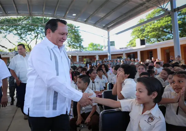 Gobernador Díaz Mena cumple su compromiso entregando domo multiusos en escuela de Mérida