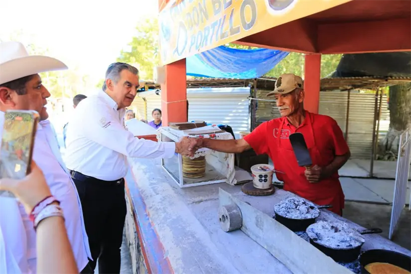 imagen recuadro El gobernados hizo un recorrido por todo el pueblo | Foto: gobierno de Tamaulipas