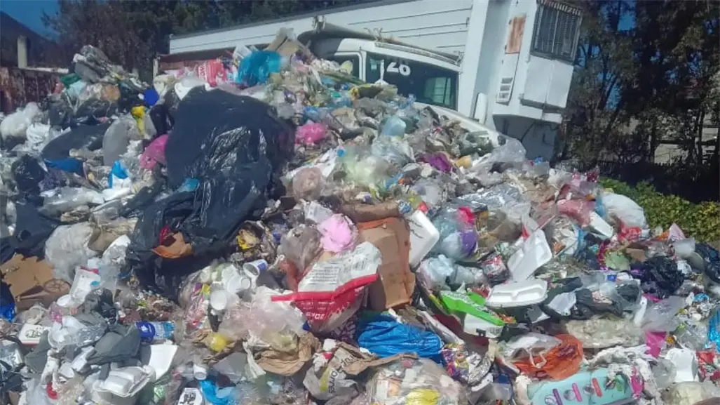 Funcionarios de El Oro son amarrados y vecinos tiran basura en casa de alcaldesa