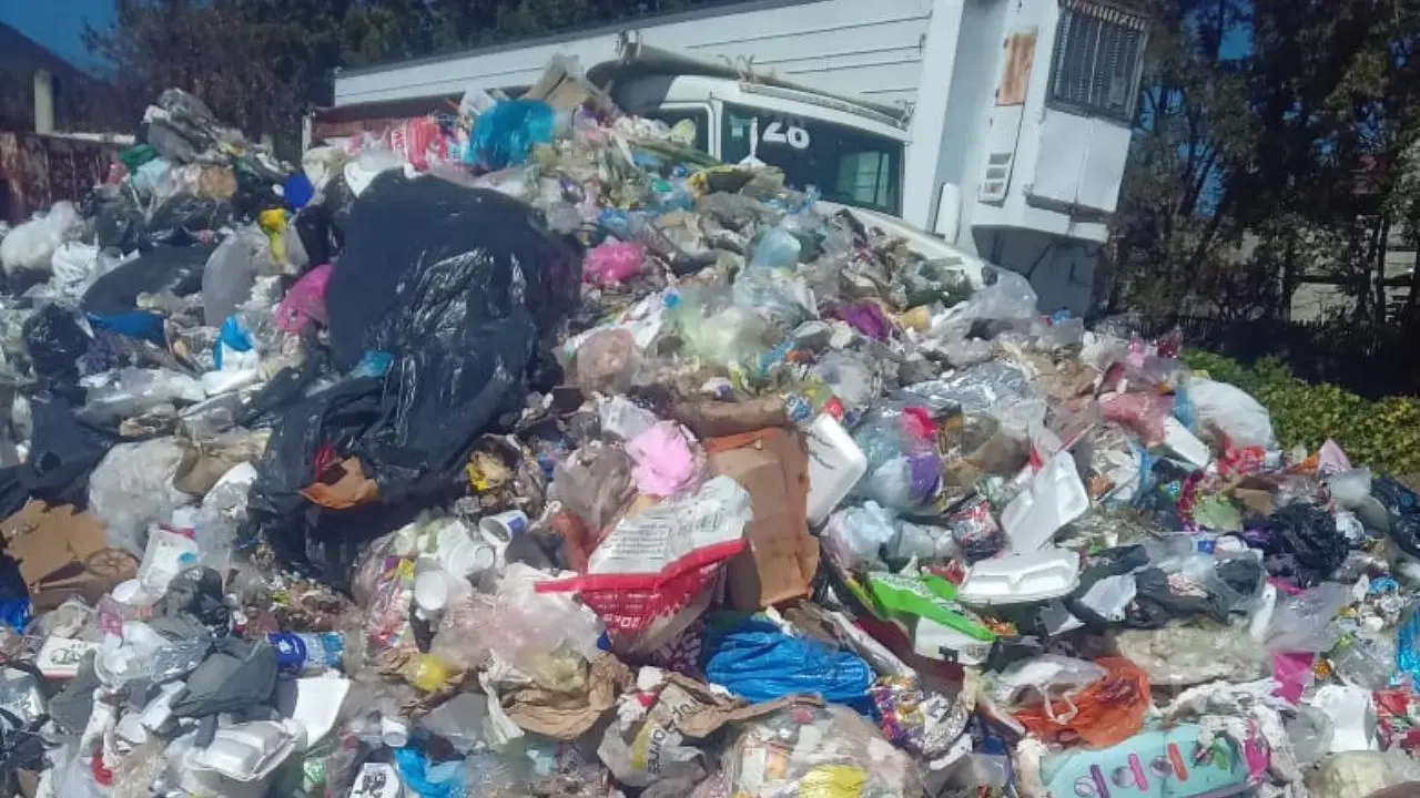 Funcionarios de El Oro son amarrados y vecinos tiran basura en casa de alcaldesa. Foto: @ADNoticiasMex
