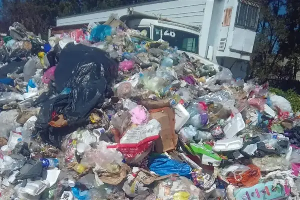 Funcionarios de El Oro son amarrados y vecinos tiran basura en casa de alcaldesa Funcionarios de El Oro son amarrados y vecinos tiran basura en casa de alcaldesa