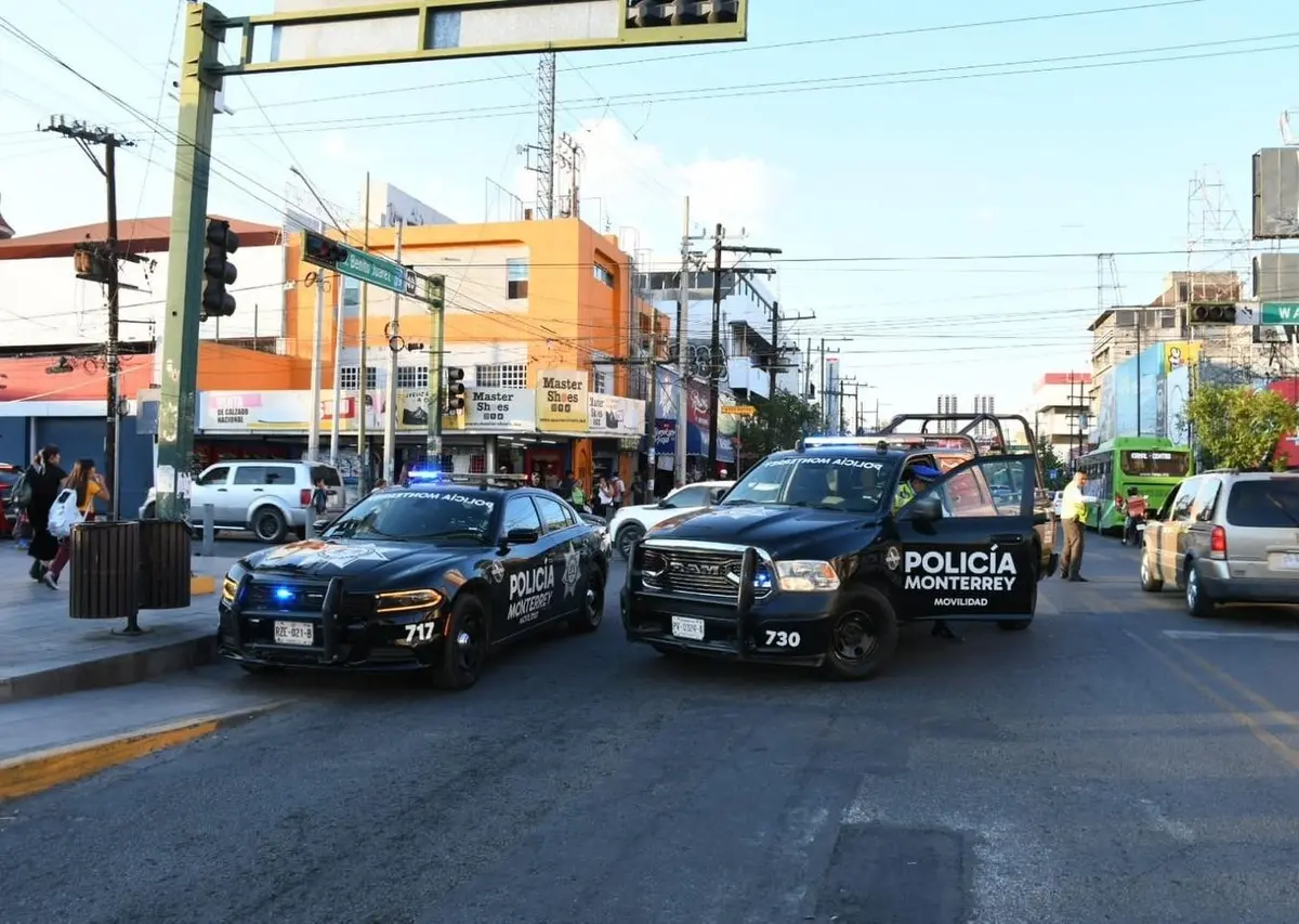 Los hechos se registraron en el cruce de Allende y Naranjo, donde los oficiales acudieron de inmediato al llamado. Foto: Secretaría de Seguridad de Monterrey.