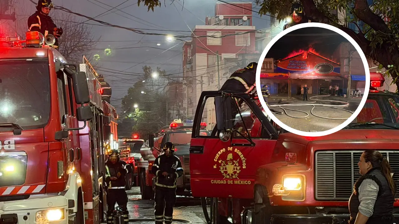De fondo bomberos, incendio en CDMX. Foto: Ramón Ramírez