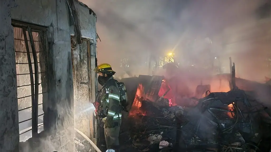VIDEO | Así fue el incendio que dejó un tejaban en cenizas en la colonia Alianza de Monterrey