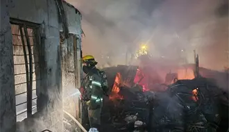 VIDEO | Así fue el incendio que dejó un tejaban en cenizas en la colonia Alianza de Monterrey