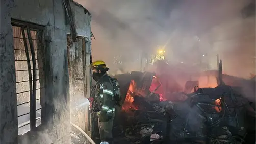 VIDEO | Así fue el incendio que dejó un tejaban en cenizas en la colonia Alianza de Monterrey