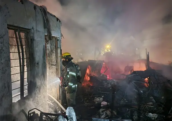 VIDEO | Así fue el incendio que dejó un tejaban en cenizas en la colonia Alianza de Monterrey