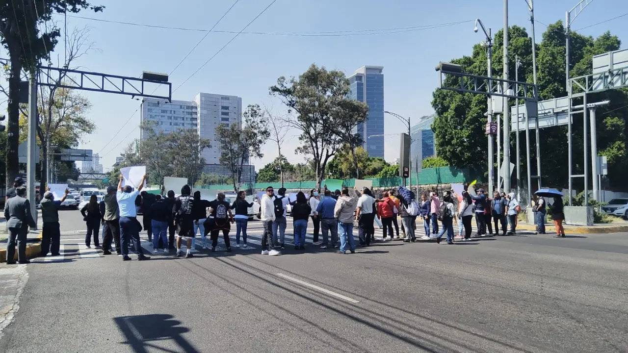 Personas realizando bloqueo en CDMX. Foto: Luis Antonio Alfaro