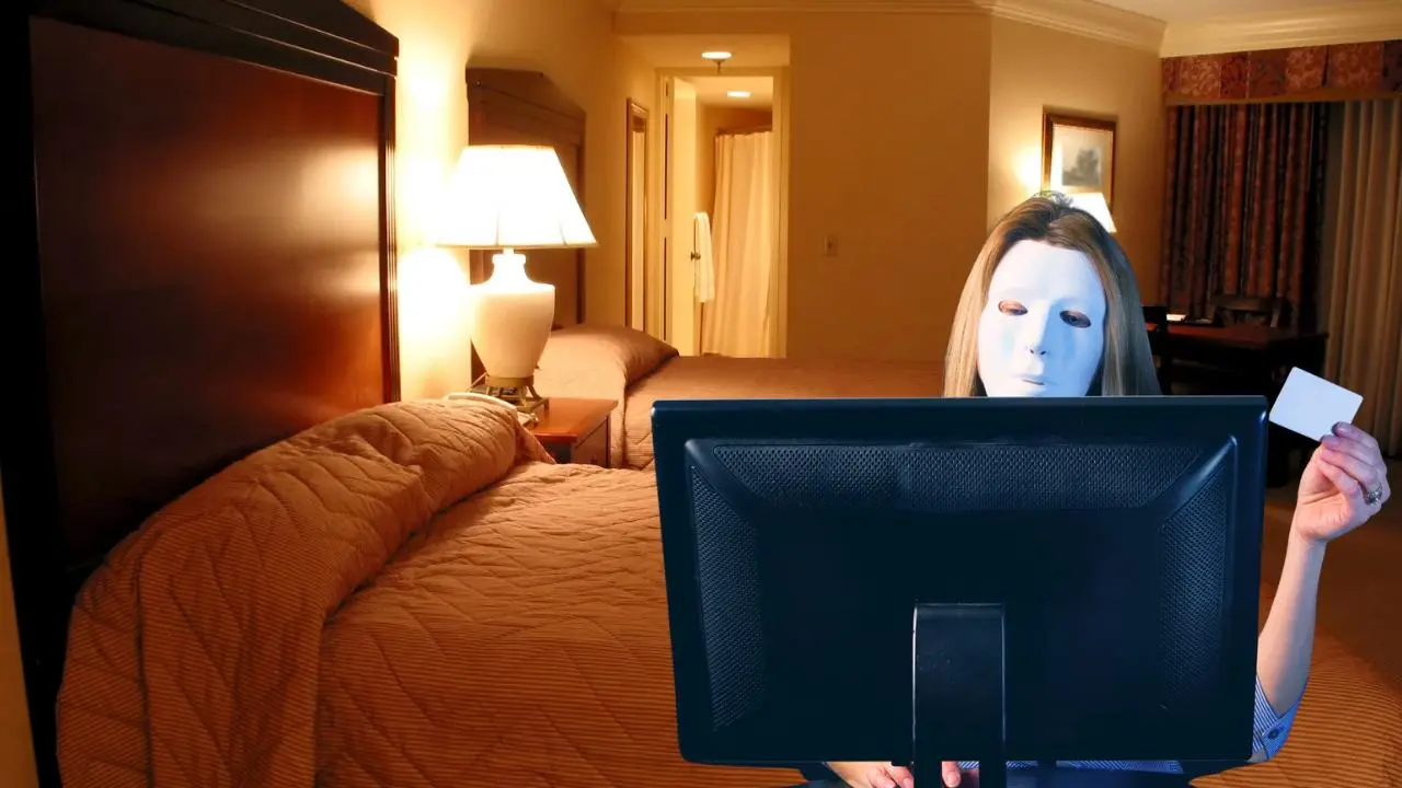 Pareja visita hotel en Nezahualcóyotl y roba una pantalla; fueron detenidos por la policía. Foto: Canva