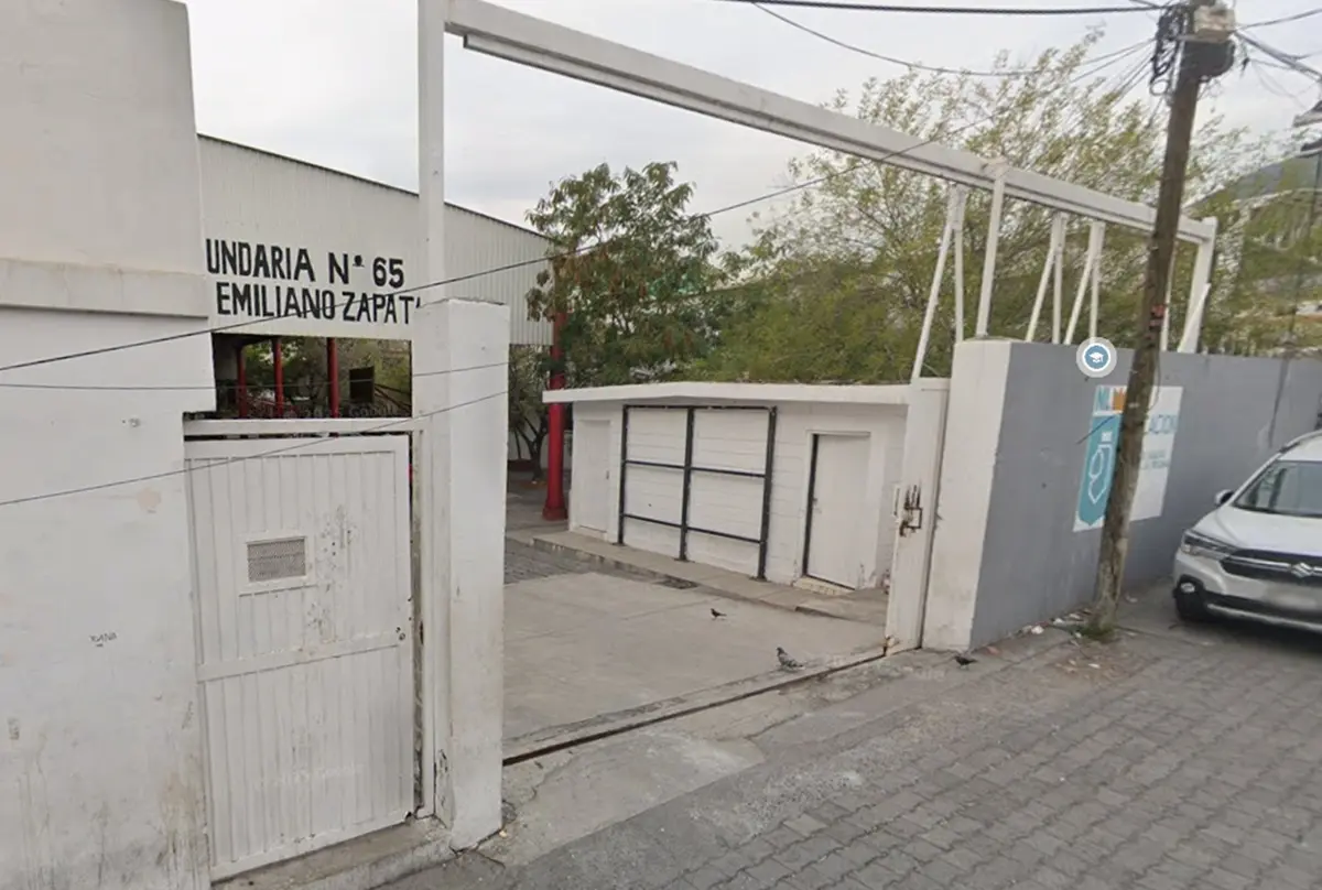 En la imagen la entrada de la secundaria 65 Emiliano Zapata, ubicada en la colonia Tierra y Libertad, del municipio de Monterrey. Foto: Google Maps