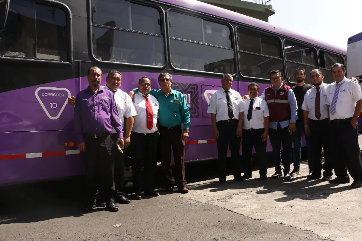 Clara Brugada promete mejoras en transporte público tras aumento en tarifa. Foto: X @LaSEMOVI