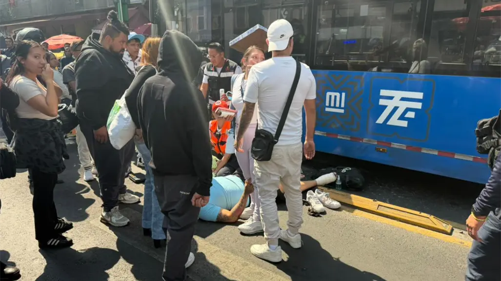 Trolebús arrolla a peatón en el Centro Histórico, CDMX; conductor es detenido