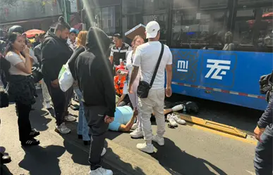 Trolebús arrolla a peatón en el Centro Histórico, CDMX; conductor es detenido