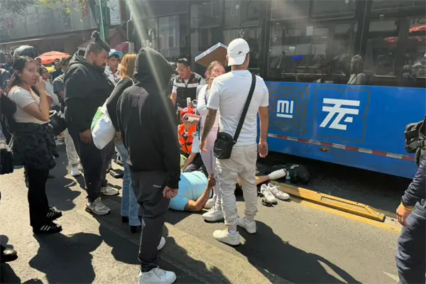 Trolebús arrolla a peatón en el Centro Histórico, CDMX; conductor es detenido Trolebús arrolla a peatón en el Centro Histórico, CDMX; conductor es detenido