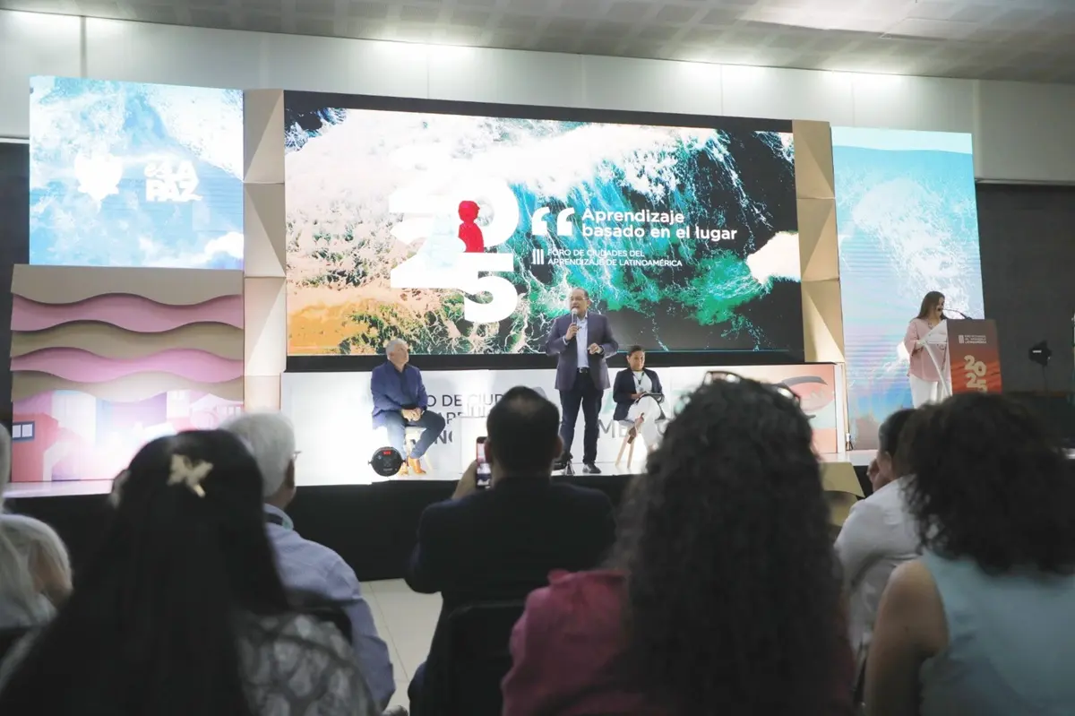 El alcalde de Escobedo, Andrés Mijes, durante su participación presentó en el III Foro de Ciudades del Aprendizaje de Latinoamérica de la UNESCO. Foto: Gobierno de Escobedo