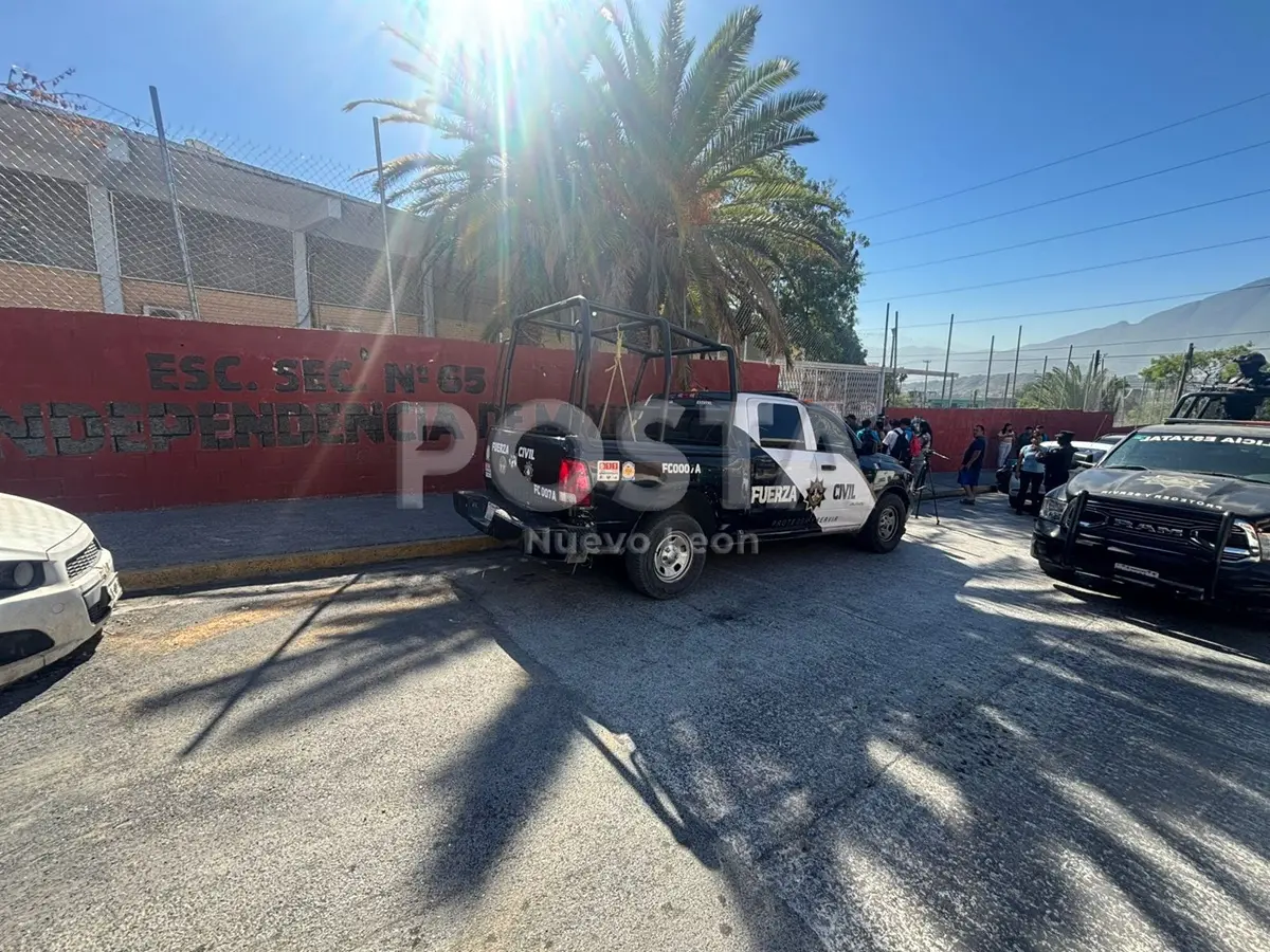 Se registró movilización policiaca en la secundaria 12 Revolución Mexicana de la colonia Reforma en Monterrey, luego que se asegurara un arma blanca. Foto: Erick Reyes