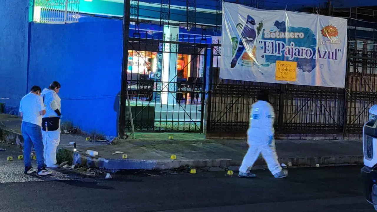 La jornada de este viernes inició con un hecho delictivo que tuvo un saldo de una persona fallecida debido a la balacera que se registró en un bar de Cancún alrededor de las 2 de la mañana.- Fuente El Vigía Cancún