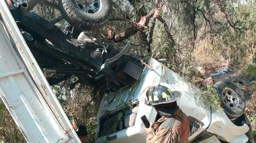 Camión vuelca y se va a barranco de casi 20 metros en Ecatepec