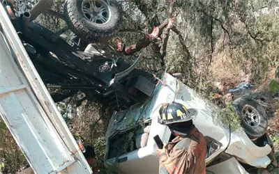 Camión vuelca y se va a barranco de casi 20 metros en Ecatepec